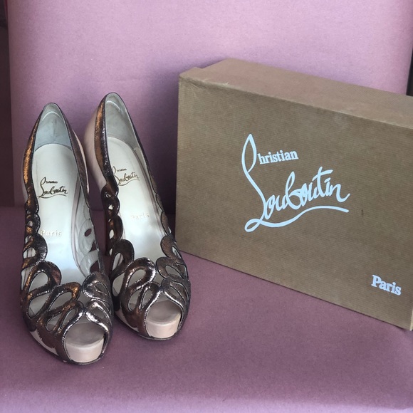 Rose gold metallic Christian Louboutin heels - Picture 1 of 5